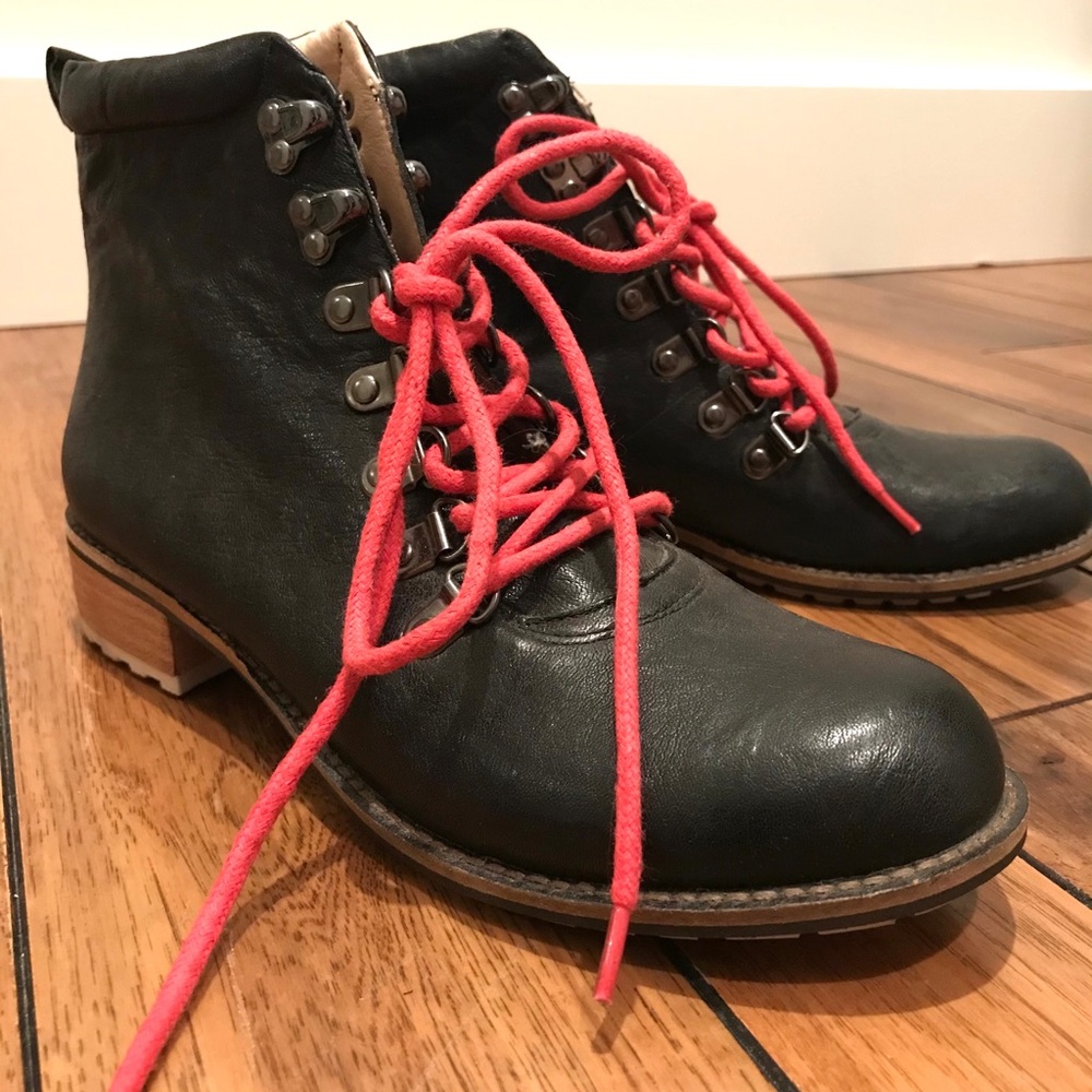 NWOB Bersman Leather Hiking Boots w Pink Laces 7
